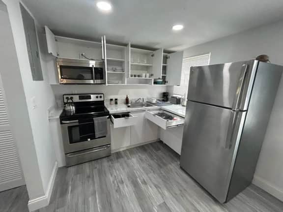 Fully equipped Apt w/ parking near Cocowalk! - Image 3
