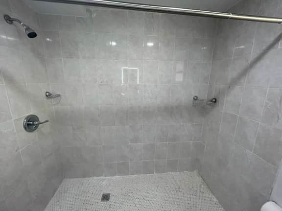 Fully equipped Apt w/ parking near Cocowalk! - Image 5