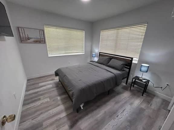 Fully equipped Apt w/ parking near Cocowalk! - Image 4