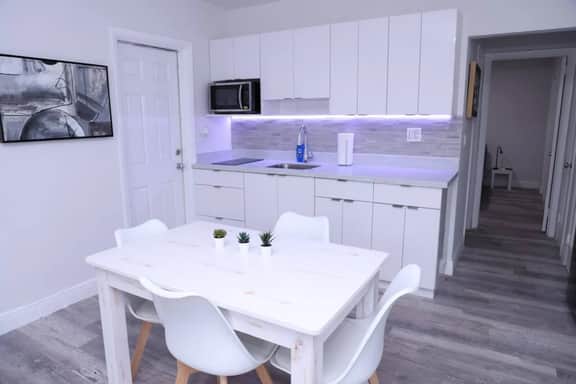 Lovely 1-bed apt with private patio & parking - Image 3