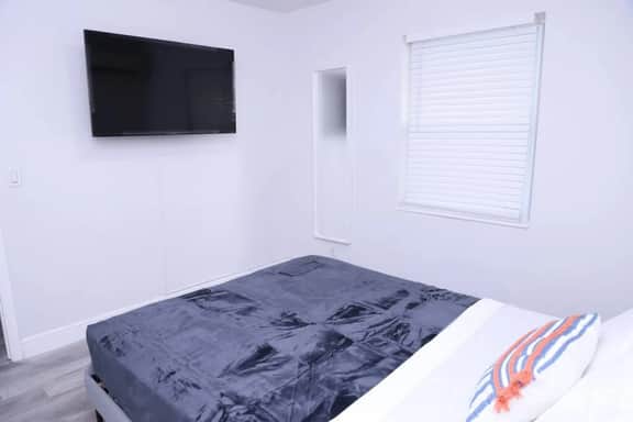 Lovely 1-bed apt with private patio & parking - Image 2