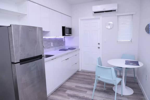Lovely private studio with patio & parking - Image 5