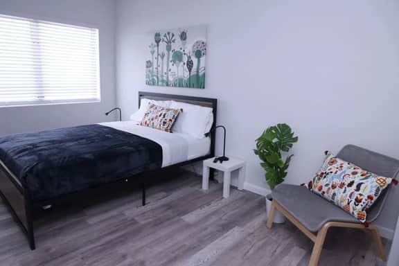 Lovely private studio with patio & parking - Image 3