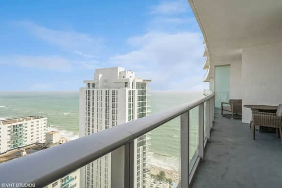 Lyfe 2-bedroom apartment over the beach great view - Image 3