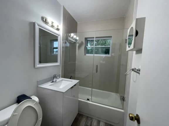 Modern 1bed/1bath apt w/ patio & parking - Image 4
