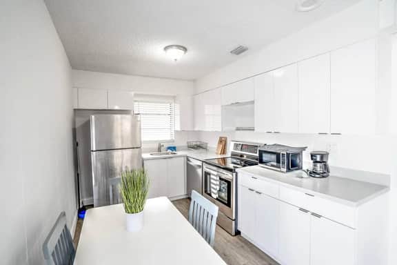 Modern & Spacious 2BR Near Brickell - Image 4