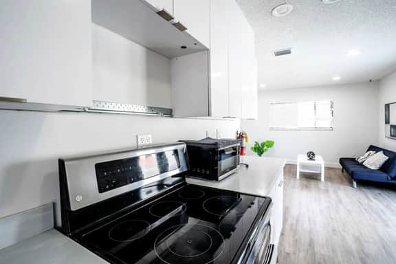 Modern & Spacious 2BR Near Brickell - Image 5