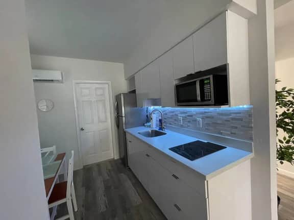 Modern 1bed/1bath apt w/ patio & parking - Image 5
