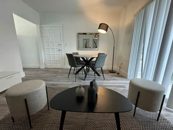 Remodeled 2bed 1 bath apt w/park great location! - Image 2