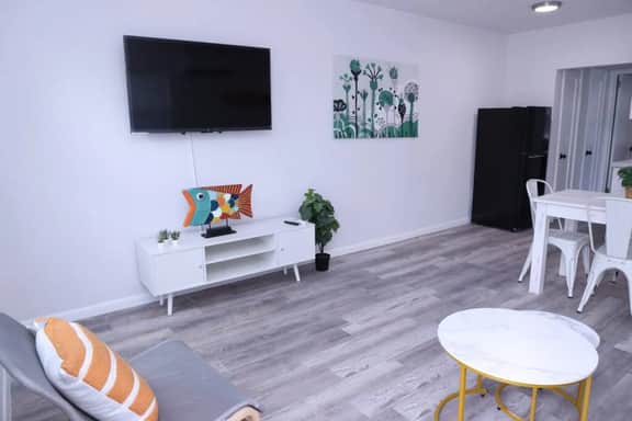 Remodeled 1bed/1bath apt w/parking great location - Image 2