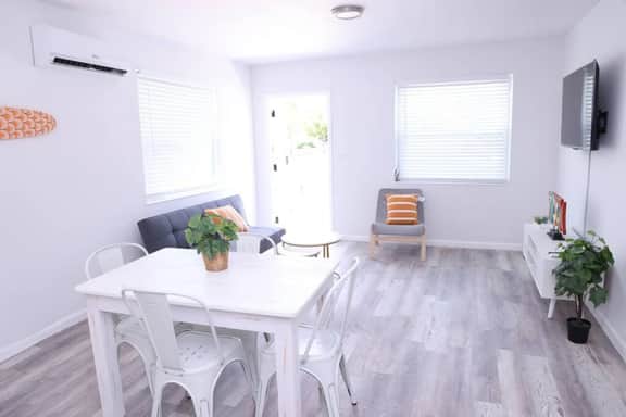 Remodeled 1bed/1bath apt w/parking great location - Image 5