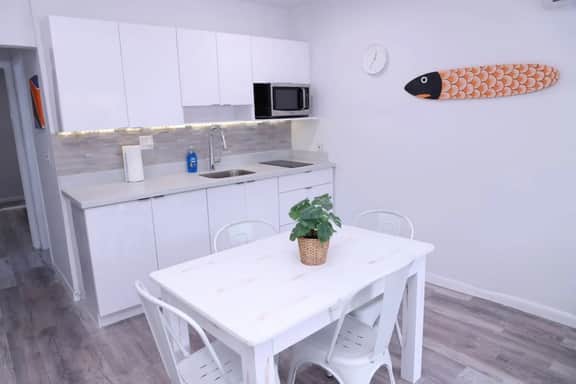 Remodeled 1bed/1bath apt w/parking great location - Image 4