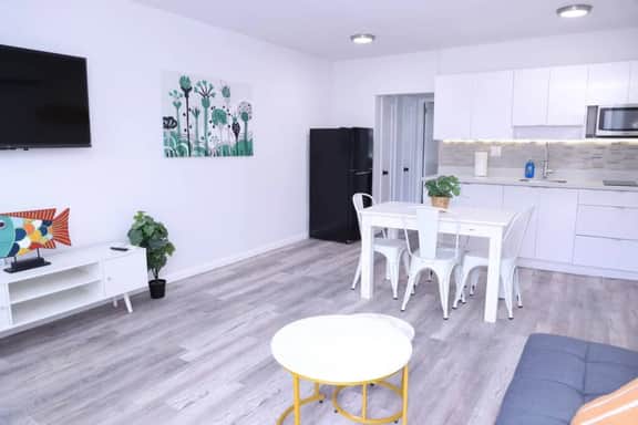 Remodeled 1bed/1bath apt w/parking great location - Image 3