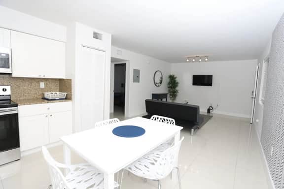Spacious 2 bed/ 1 bath with parking great location - Image 2