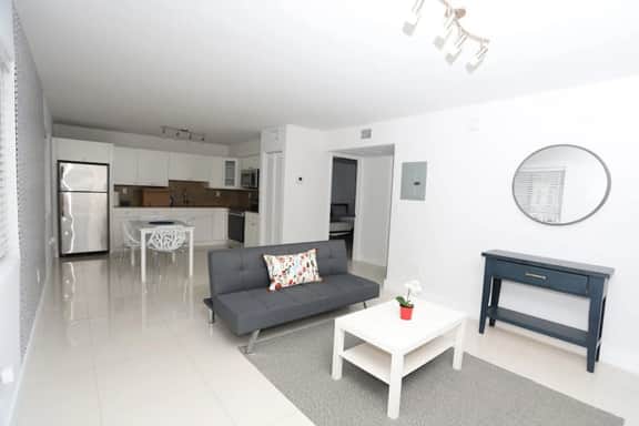 Spacious 2 bed/ 1 bath with parking great location - Image 3