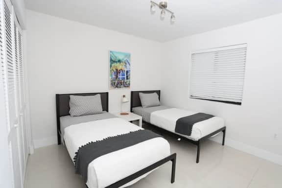 Spacious 2 bed/ 1 bath with parking great location - Image 4