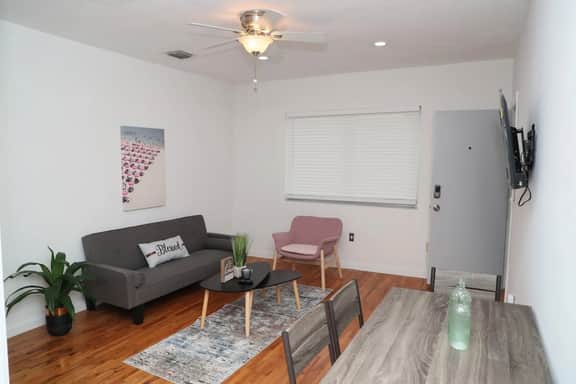 Spacious 2/1 Coral Gables apt w/ free parking - Image 2