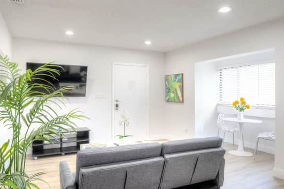 Spacious 1BR – Walk to City Centre + Free Parking - Image 2