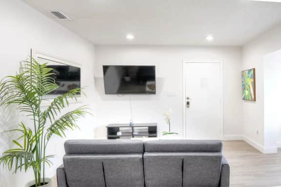 Spacious 1BR – Walk to City Centre + Free Parking - Image 4
