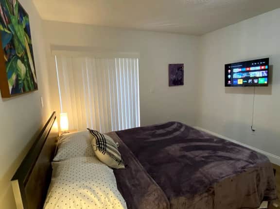 Renovated 2/1 apt w/ parking near Brickell Center - Image 4