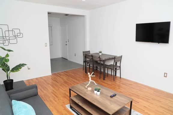 Spacious 1 bed/1bath apt great location w/ free parking - Image 2