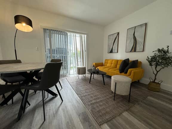 Remodeled 2bed 1 bath apt w/park great location! - Image 5
