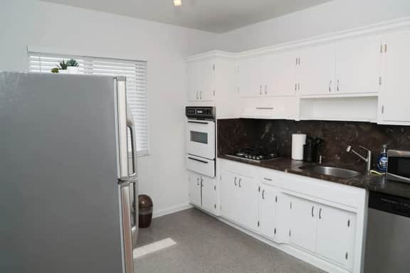 Spacious 2/1 Coral Gables apt w/ free parking - Image 4