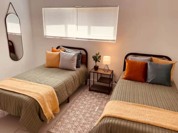 Stylish & Spacious 2bed/2bath Home w/parking - Image 5