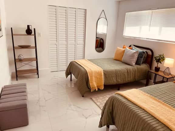 Stylish & Spacious 2bed/2bath Home w/parking - Image 4
