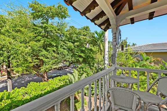 Upstairs 1bdrm w/Balcony - Image 3