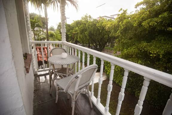 Upstairs 1bdrm w/Balcony - Image 4