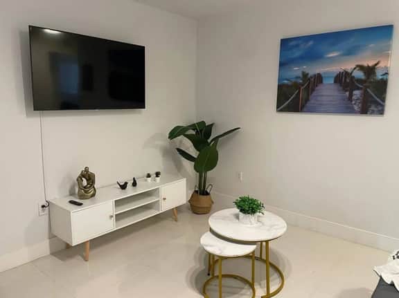 Upstairs 2bed/1 bath apt w/parking little habana - Image 3