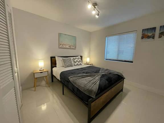 Upstairs 2bed/1 bath apt w/parking little habana - Image 4