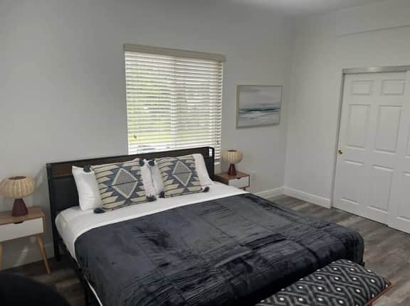 Upstairs 2bed/1bath Apt w/parking Coral Gabels - Image 5