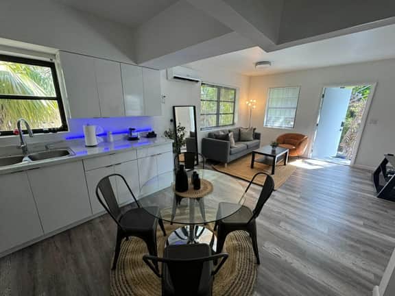 Upstairs 2bed/1bath Apt w/parking near Coco Walk! - Image 4