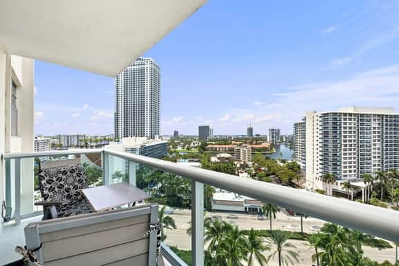 Spacious & Modern apt for a family beach vacation - Image 3