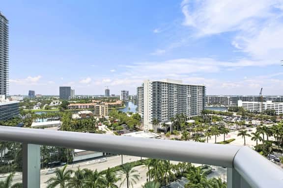 Spacious & Modern apt for a family beach vacation - Image 4