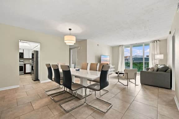 Modern 2-bedroom apartment at the Tides Beach - Image 2