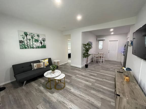 1bed/1bath apt w/ parking & patio great location ! - Image 1