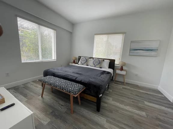 2bed/1 bath apt w/ parking great location! - Image 1