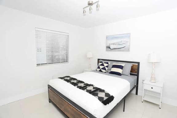2 bed/1 bath apart with parking on great location! - Image 1