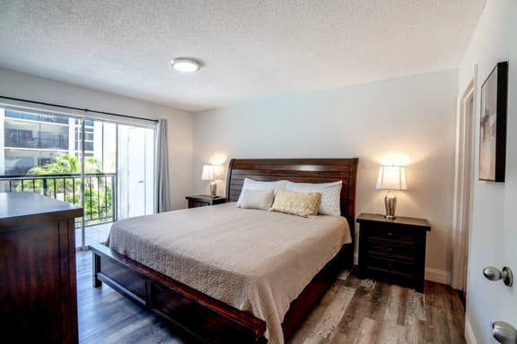 2 bed/2bath apt near beach w/pool & parking - Image 1