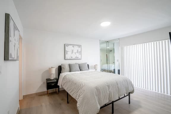 2bed/2bath near beach with pool & parking - Image 1
