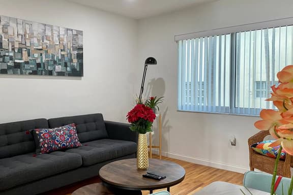 Beautiful and renovated 2bdrm great location w/free parking - Image 1
