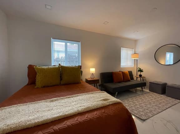 A Cozy & Spacious Studio w/parking great location - Image 1
