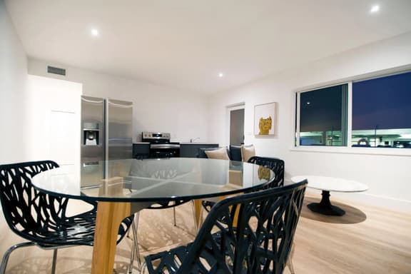 Beautiful apart close to beach & shops w/parking - Image 1