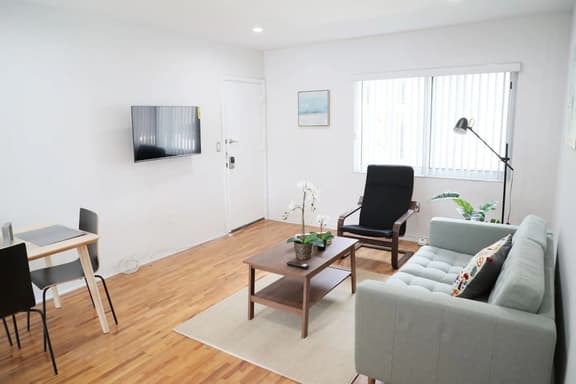 Beautiful Renovated Coral Gabels Apart w/ free Parking - Image 1