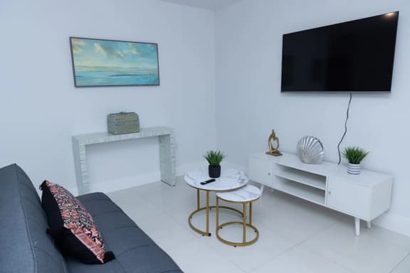 Brand new & modern 2bed/1 bat apt w/ parking - Image 1