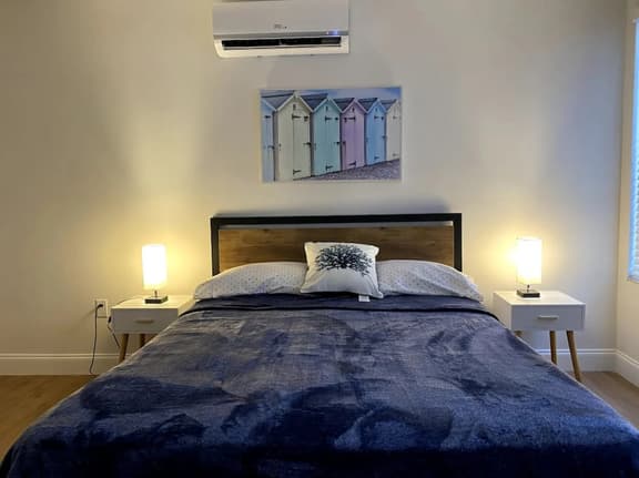 Charming 1/1 apt w/parking on great location - Image 1