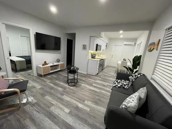 Charming 2 bed/2 bath apt w/patio & parking - Image 1